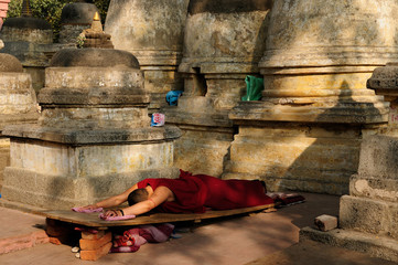 Wall Mural - Buddhistic monk prayer. Mahabodhy Temple in Bodhgaya, India.