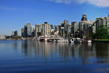 Fototapete - Vancouver's coal harbor, view from Stanley park seawall.
