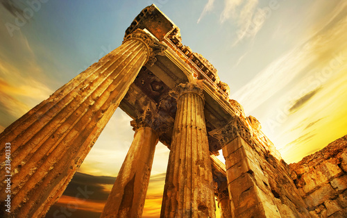 Board z aluminiowym obramowaniem Stare ruins.roman kolumny w Baalbeck, Liban