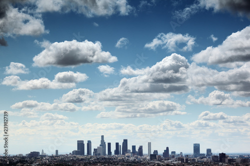 Fotoboard na płycie Centrum Los Angeles skyline pod błękitne niebo z malowniczych chmur