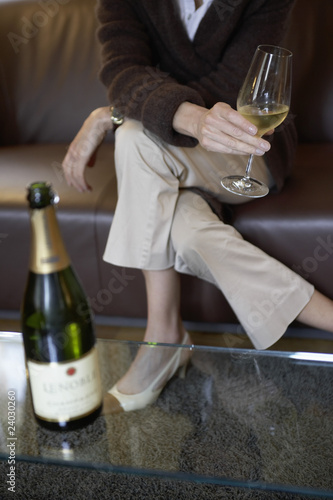 Femme Tenant Une Coupe De Champagne Stock Photo Adobe Stock