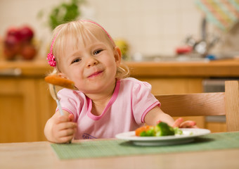 little girl eating lunch