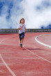 © Patricia W. - Enfant courant sur une piste d'athlétisme