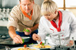 Köche in Restaurant- oder Hotelküche kochen