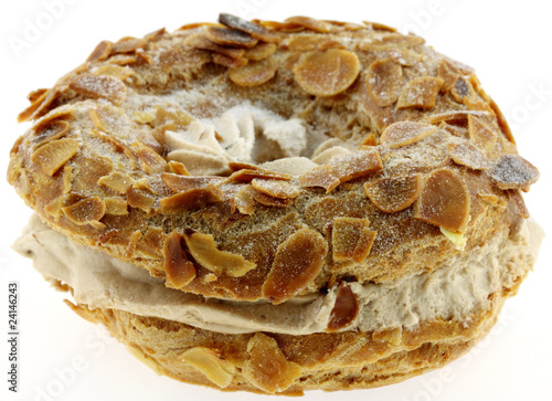 Gateau Paris Brest Creme Et Amandes Fond Blanc Stock Photo Adobe Stock Gateau Paris Brest Creme Et Amandes Fond Blanc Stock Photo Adobe Stock