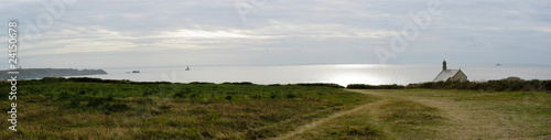 Plakat na papierze fotorealistycznym Kaplica blisko morza w Bretanii (pointe du van, francja)
