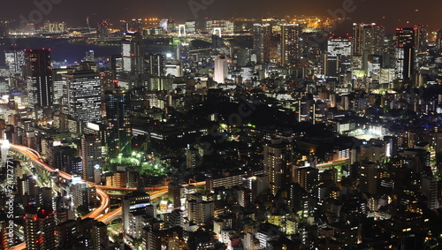 Board z aluminiowym obramowaniem Tokyo w nocy panorama z oświetlone wieżowce