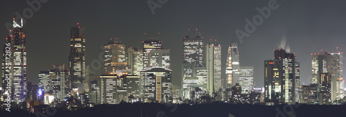 Board z aluminiowym obramowaniem Tokyo w nocy panorama z oświetlone wieżowce