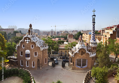 Plakat na papierze fotorealistycznym Domy zaprojektowane przez Gaudiego w parku Guell w Barcelonie