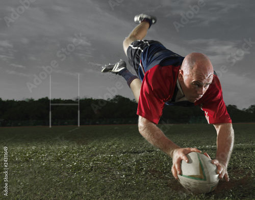 Plakat na papierze fotorealistycznym Gracz rugby zdobywa bramkę!