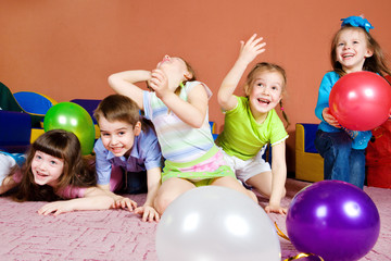 Wall Mural - Kids playing with balloons