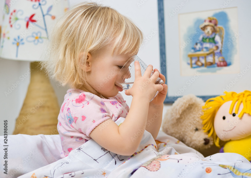 little girl in bed drinking water - obrazy, fototapety, plakaty 