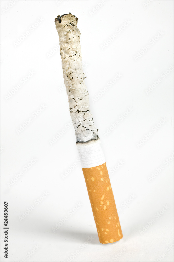 cigarette qui se consume sur fond blanc Stock Photo