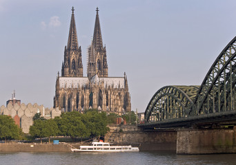 Fototapete - Kölner Dom, Hohenzollernbrücke, Museum Ludwig