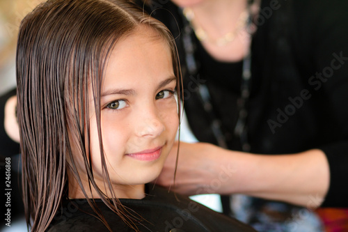 Naklejka nad blat kuchenny fillette au salon de coiffure