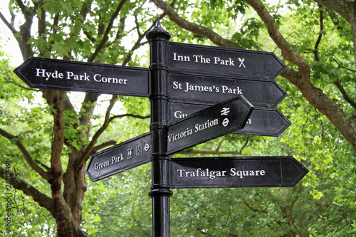 Cuadros en Lienzo Direction signs for tourists in central London