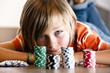 blonder Junge mit Pokerchips