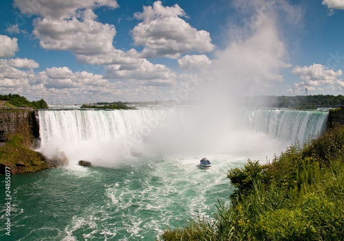 Obraz na płótnie canvas trzyczęściowy "tryptyk" Mała łódka pod wodospadem Niagara