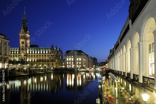 einzelne bedruckte Lamellen - Das Hamburger Rathaus in der Abendstunde (von kameraauge)