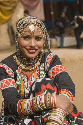 Obraz w ramie Beautiful Tribal Dancer from Rajasthan in India