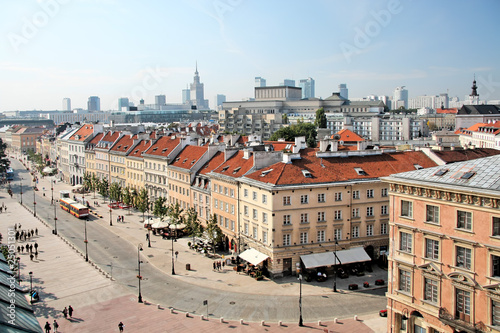 Board z aluminiowym obramowaniem Krakowskie przedmiescie w Warszawie od centrum miasta.