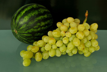  grappolo d'uva bianca con mini anguria
