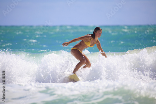 Fotoboard na płycie Nastolatka w żółtym bikini surfing na Hawajach