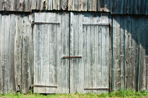 Scheunentor – kaufen Sie dieses Foto und finden Sie ähnliche Bilder auf