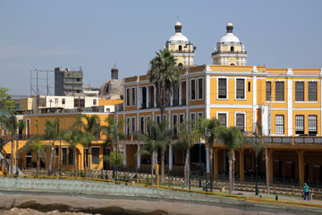 Canvas Print - Yellow building