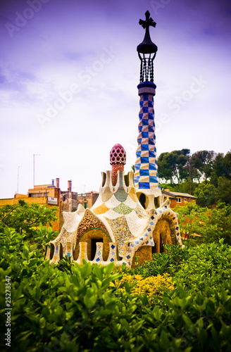 Plakat na papierze fotorealistycznym Kolorowe zewnątrz strzał Gaudiego park Güell w Barcelonie
