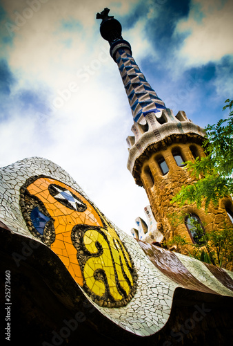 Plakat na papierze fotorealistycznym Kolorowe zewnątrz strzał Gaudiego park Güell w Barcelonie