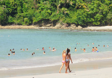 Paseando Por La Playa En Costa Rica