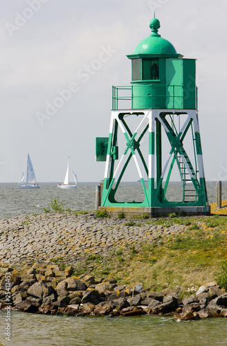 latarnia-morska-i-jachty-stavoren-friesland-holandia