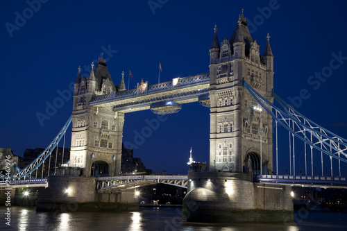 Tapeta ścienna Tower Bridge oświetlone w nocy, Londyn