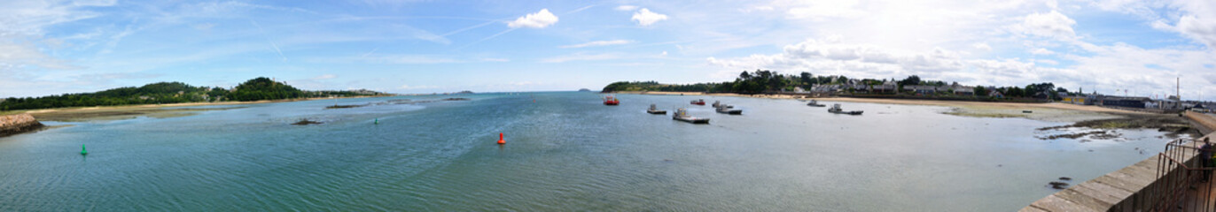 Canvas Print - chenal pour le port de  Paimpol