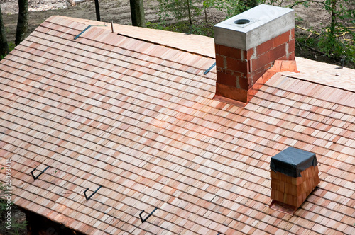 Dach mit Holzschindeln – Stock-Foto | Adobe Stock