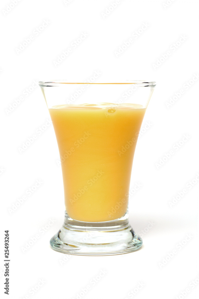 Eierlikör im Glas auf weißem Untergrund Stock Photo