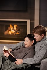 Canvas Print - Couple reading at home