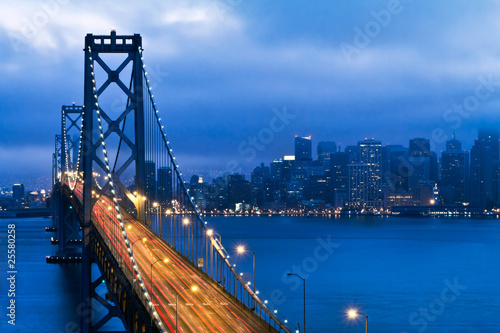 Board z aluminiowym obramowaniem Bay bridge i san francisco widok na miasto w nocy