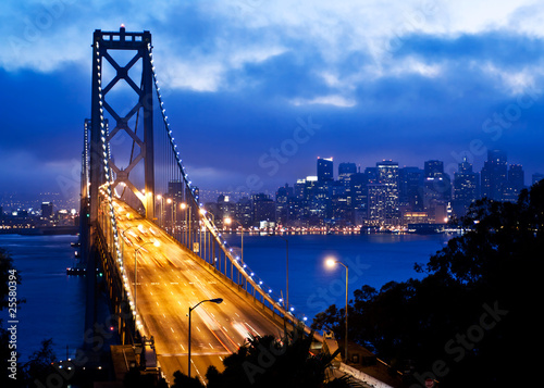 Board z aluminiowym obramowaniem Bay bridge i san francisco widok na miasto w nocy