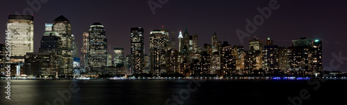 Plakat na papierze fotorealistycznym Manhattan dzielnicy finansowej w nocy nad hudson