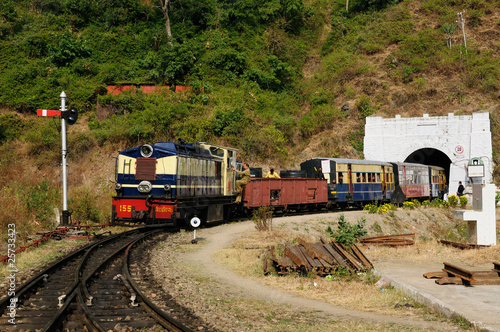 Board z aluminiowym obramowaniem Zabawkowy pociąg w Indiach do Shimla