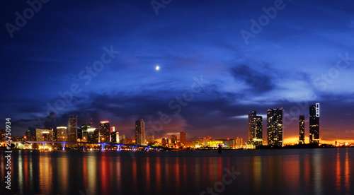 Plakat na papierze fotorealistycznym Miami skyline w nocy tuż po zachodzie słońca
