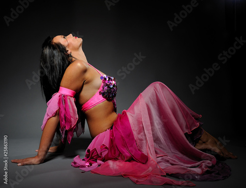 Obraz na płótnie canvas dwuczęściowy "dyptyk" Piękna seksowna kobieta tancerz w stroju bellydance z ładnym pr