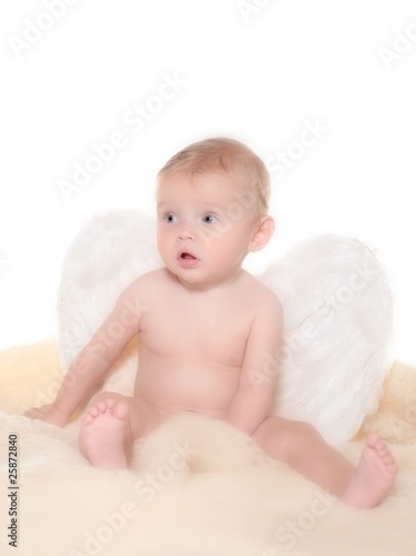Baby Sitzt Auf Flauschigem Fell Mit Engelsflugeln Buy This Stock