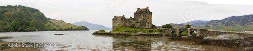 Obraz na płótnie canvas Eilean donan castle highlands of scotland