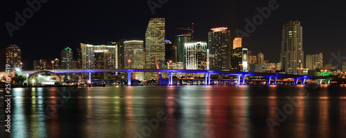 Plakat na papierze fotorealistycznym Panoramę centrum Miami
