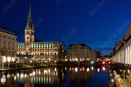 Tapeta ścienna Hamburski ratusz, małe alster i alsterowe arkady nocą