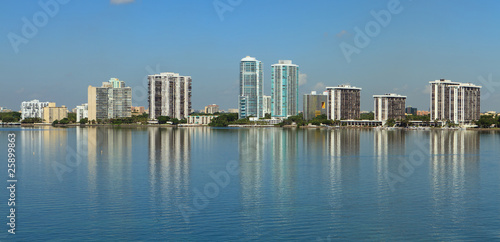 Plakat na papierze fotorealistycznym Panoramę Miami z condos brickell