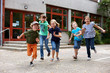 canvas print picture - Kinder laufen auf Schulhof
